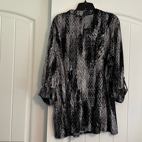 New Direction Blouse with zip neck and roll up 3/4 sleeve - Picture 5 of 5